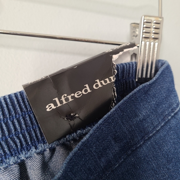 Alfred Dunner Lazy Daisy Embroidered Pull-On Denim Capri Pant Medium Indigo NEW - Picture 10 of 10